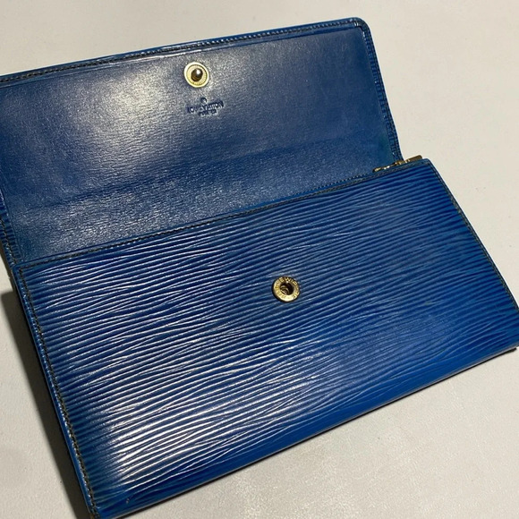 Authentic Louis Vuitton Malletier Blue Epi - Picture 14 of 17